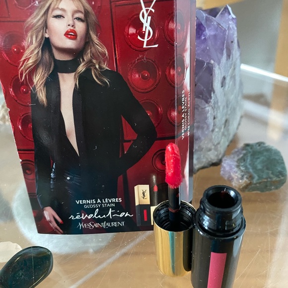 Yves Saint Laurent Glossy Stain Revolution N12 - Picture 2 of 6